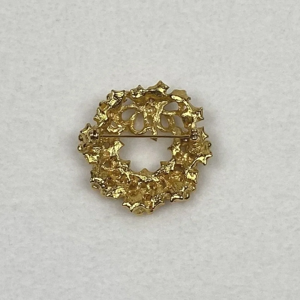 Vintage Gold Tone Christmas Holly Wreath Brooch Holiday Pin with Bow Accessory - Picture 2 of 3